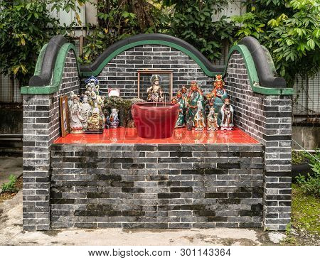 Hong Kong, China - March 8, 2019: Tung Shan Temple In Wing Ping Tsuen Neighborhood. Small Shrine On 
