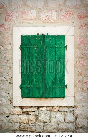 alte Holzfenster mit FensterlÃ¤den geschlossen