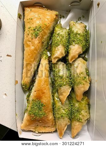 Turkish Baklava Havuc Dilim And Sobiyet In Plastic Box / Package