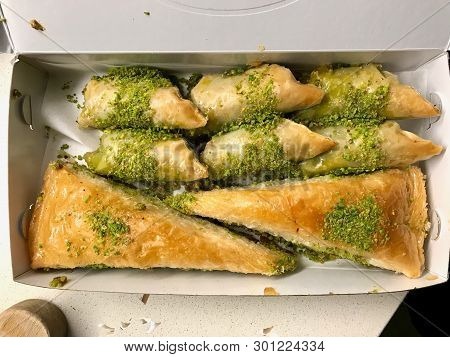 Turkish Baklava Havuc Dilim And Sobiyet In Plastic Box / Package