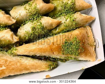 Turkish Baklava Havuc Dilim And Sobiyet In Plastic Box / Package