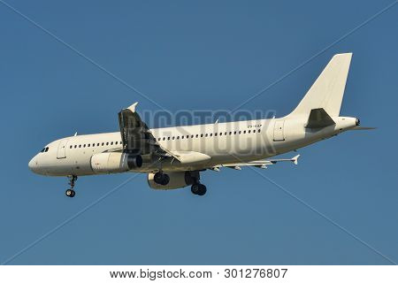 Airplane Landing At Saigon Airport (sgn)
