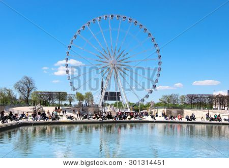 Paris, France - April 18 2016: A Ferris Wheel (roue De Paris) On The Place De La Concorde From The T