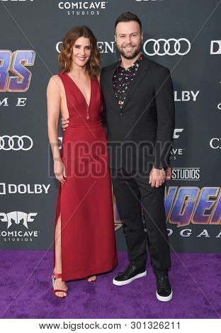 LOS ANGELES - APR 22:  Cobie Smulders and Taran Killam arrives for the 