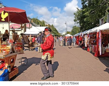 Moscow, Russia - September 04, 2011: Street Trade In Souvenirs Near The Tretyakov Gallery In Lavrush