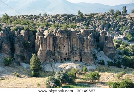 Mağara evler köyünde Gokiurt, Cappadocia tipik kaya oluşumları yakınındaki Ihlara Vadisi 
