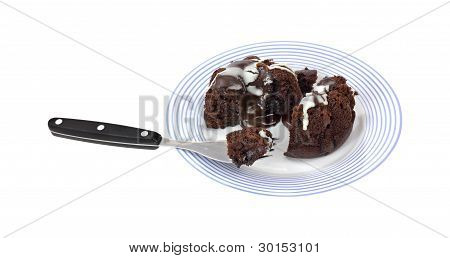 Torta al cioccolato Lava con forcella su piastra blu