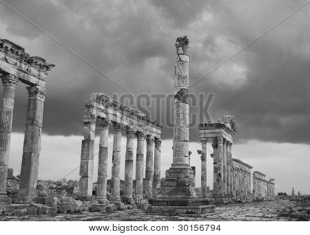 Apamea przed burzą