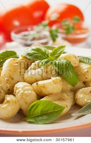 Gnocchi di patata, italienske kartoffel noodle med pesto sauce og urter
