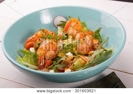 Grilled Shrip Salad With Arugula And Different Vegetables