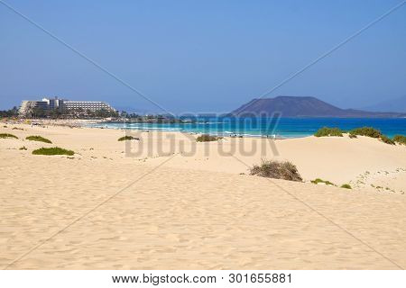 Beach Corralejo On The Canary Island Fuerteventura, Spain. View On The Islands Lobos And Lanzarote.