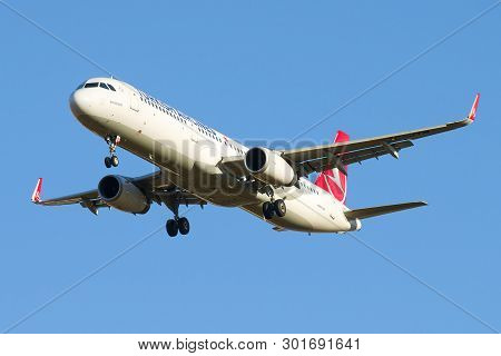Saint Petersburg - October 25, 2018: The Airbus A321-200 (tc-jtm) Of Turkish Airlines On A Glide Pat