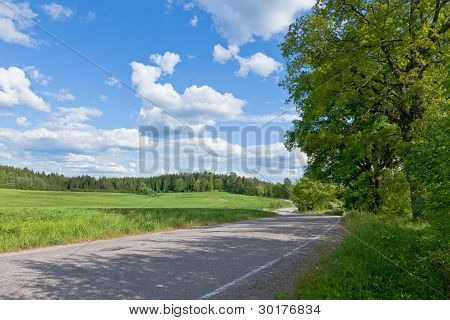 Route revêtue sur un côté de pays