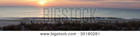Panoramautsikt över soluppgången över havet från stranden