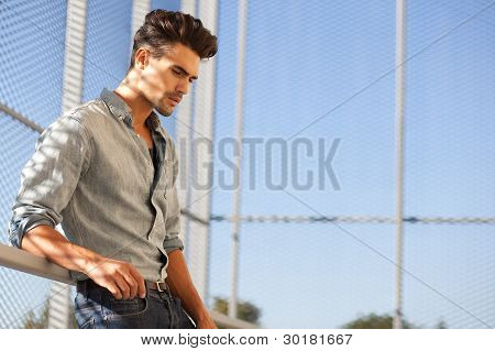 Portret atrakcyjny mężczyzna ubrany dorywczo, szukam fajnego i Verry Apealing