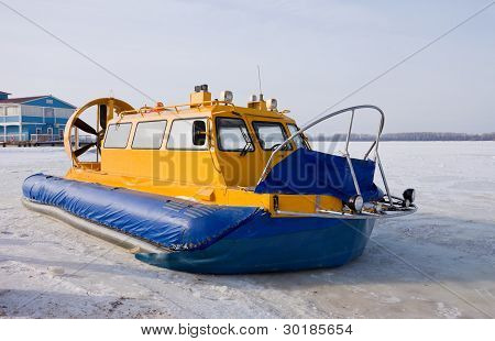 Hovercraft sulla riva di un fiume ghiacciato