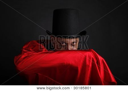 Vampyr med top hat og røde kappe