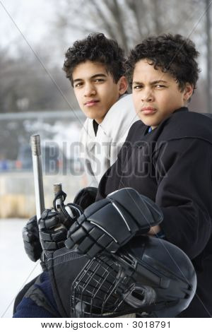 Ragazzi In uniforme di Hockey.