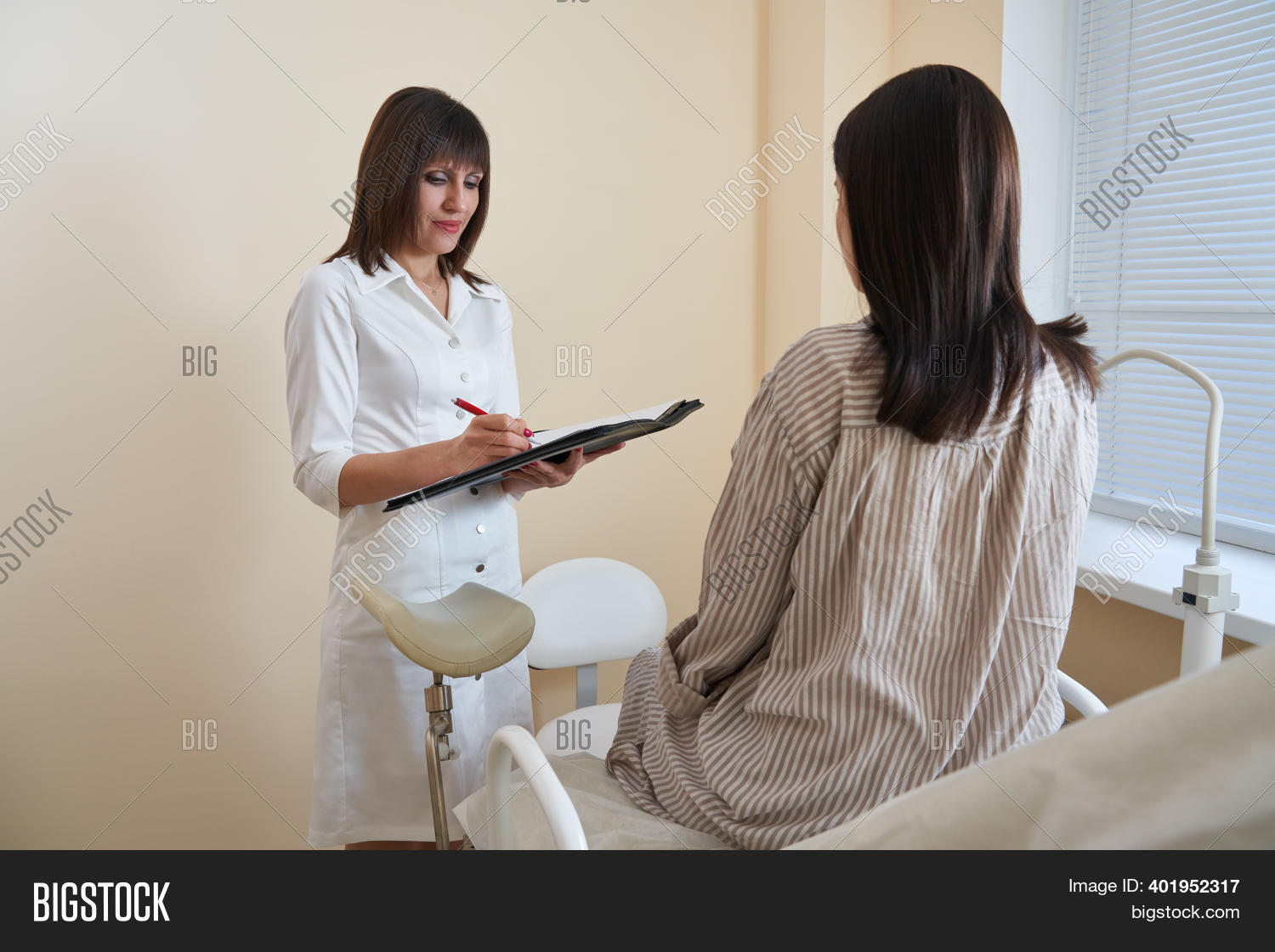 Беременная женщина у гинеколога. Девушки в гинегологе в кресле. Девушка стесняется гинеколога. Женщина на приеме у стоматолога. Девушка в гинекологическом кресле.