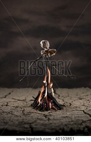 Espantalho no deserto queima na fogueira