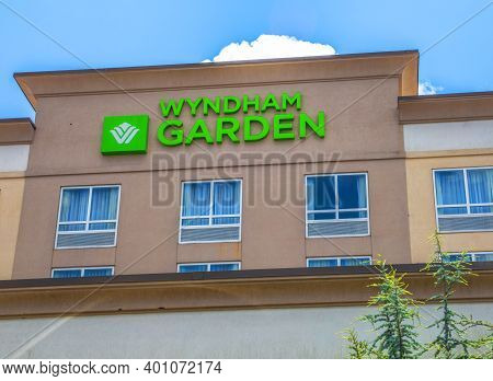 Gwinnett, County Usa - 05 31 20: Wyndham Garden Hotel Building Sign And Logo
