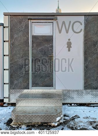 Female Wc Standalone Building With Aluminum Facade