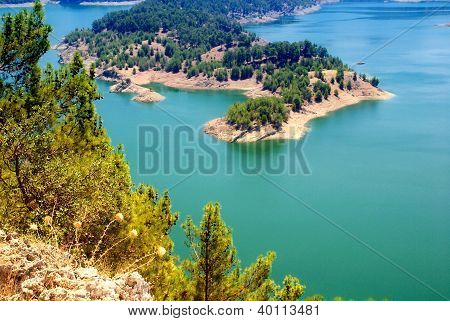 เกาะต้นไม้สนใน Lake(Turkey)