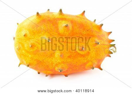 Cucumis metuliferus บนพื้นหลังสีขาว