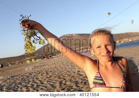Ragazza con grappolo d'uva