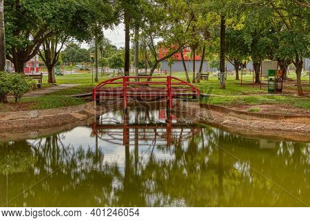 Cassilandia, Mato Grosso Do Sul, Brazil - 12 21 2020: Open Walking Area Square Elza Vendrame With Gr