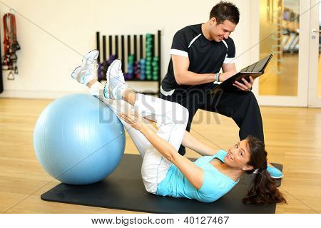 Personaltrainer anweist, Frau im Turnen