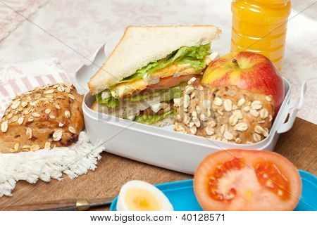 샌드위치와 함께 아침 아침 식사 테이블에 도시락
