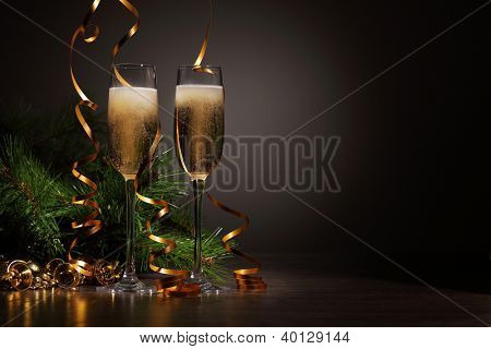 Due bicchieri di champagne pronte a portare nel nuovo anno