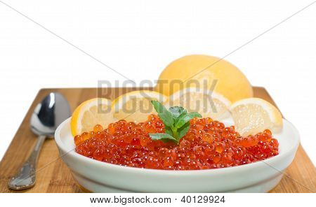 Caviar rouge sur plaque avec citron