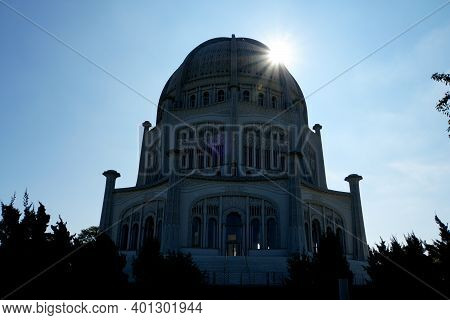 Wilmette, Illinois, U.s.a - October 13, 2018 - The View Of Baha'i House Of Worship In The Glare Of T