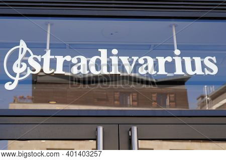 Bordeaux , Aquitaine  France - 12 25 2020 : Stradivarius Logo Brand And Text Sign On Store Internati