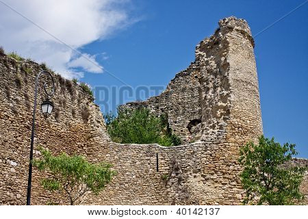 Antické ruiny v Venasque