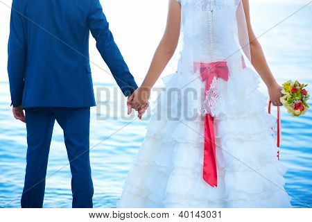 คู่บ่าวสาวบนชายหาด