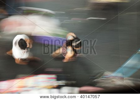 Люди ходят на тротуаре