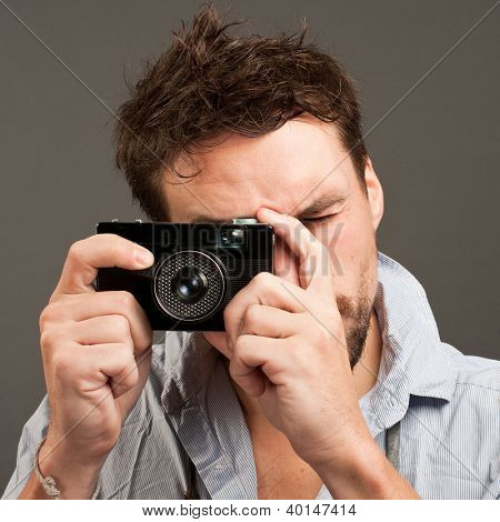 Een jonge journalist, een film camera