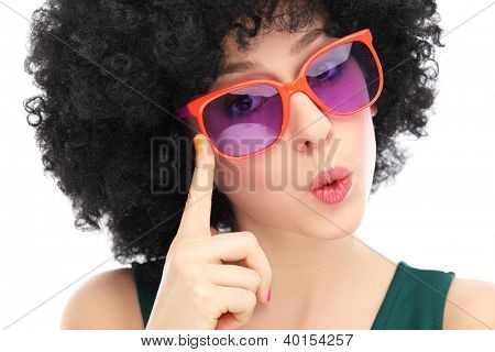 Giovane donna che indossa la parrucca afro