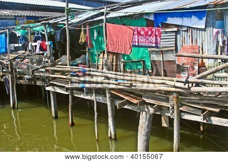 Capanna di pescatori nell'isola di Koh Samet sull'acqua
