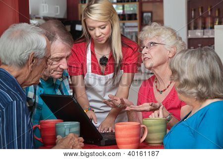 Žena pomoc seniorům s počítačem