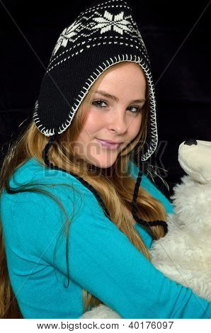 Mädchen In einem Cap mit einem Spielzeug