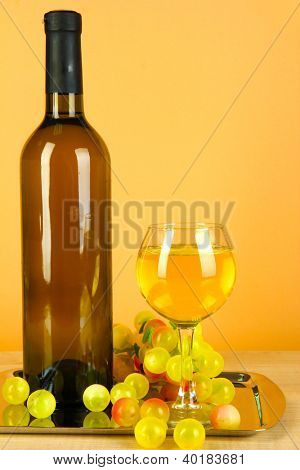 Vino in vetro con bottiglia su Spinelli su sfondo beige bianco