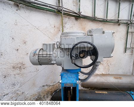 Thin Knife Gate Valve Controlled By Manual Wheel Or Servo Drive Engine. Underground Shaft.