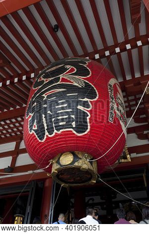 Tokyo,japan - May 28 : Unidentified Tourists In The Senso-ji Temple On May 28,2014 In Tokyo,japan.th