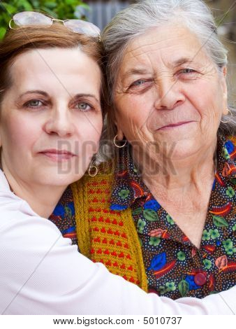 Familieportræt - glad bedstemor og datter