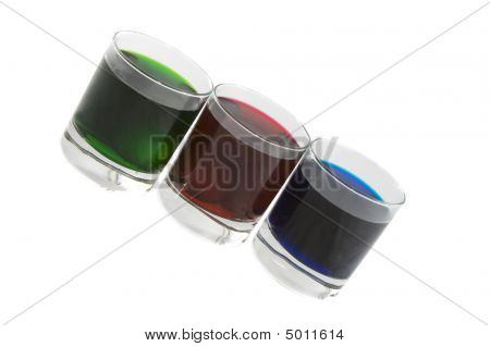 Tre bicchieri con cocktail variopinti isolato su sfondo bianco