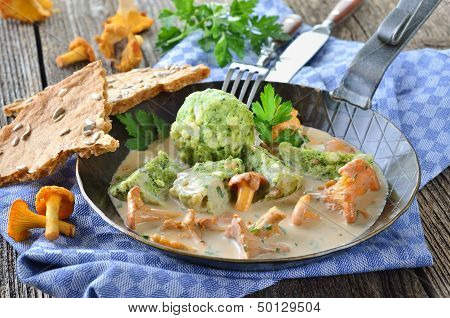 Chanterelles with spinach dumplings